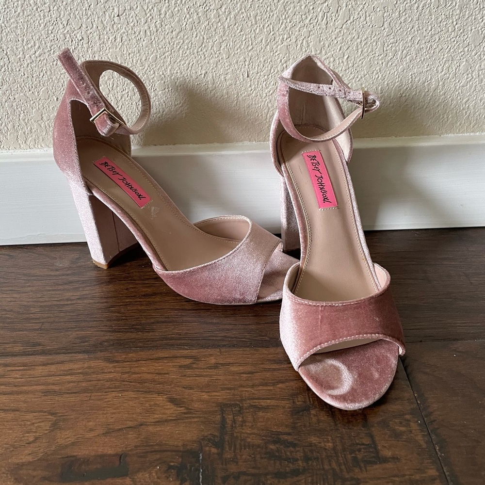 PINK VELVET BETSEY JOHNSON HEELS SIZE 8